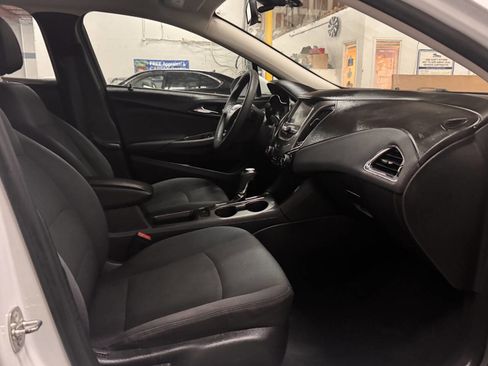 Used 2018 Chevrolet Cruze LT w/ Convenience Package image 16