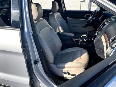 Used 2019 Ford Explorer Limited w/ Ford Safe & Smart Package image 7