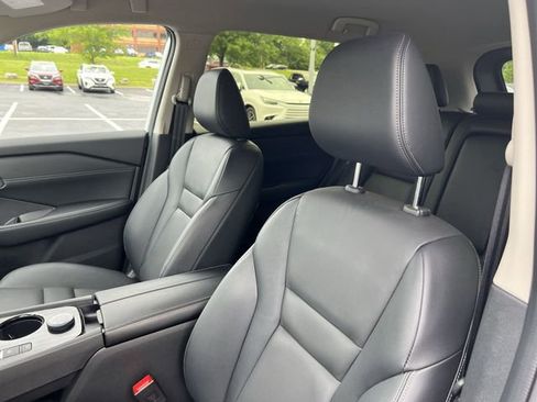 Used 2025 Nissan Rogue SL AWD/4WD image 9