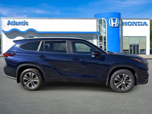 Used 2023 Toyota Highlander XLE image 4