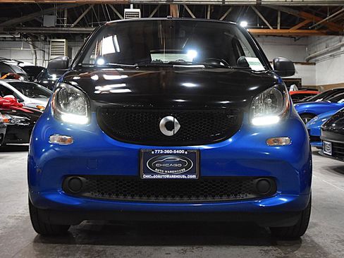 Used 2016 smart fortwo pure RWD image 2