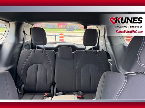Used 2023 Chrysler Pacifica Touring FWD image 6