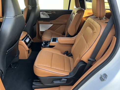 Used 2022 Lincoln Aviator Black Label w/ Class IV Trailer Tow Package image 32