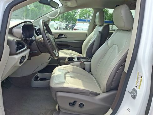Used 2018 Chrysler Pacifica Touring-L FWD image 14