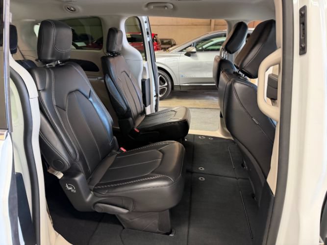 Used 2024 Chrysler Pacifica Touring-L FWD image 31