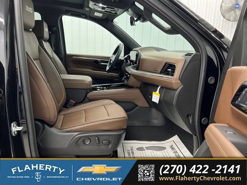 Used 2025 Chevrolet Suburban High Country AWD/4WD image 15