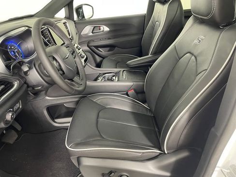 New 2026 Chrysler Pacifica Limited w/ S Appearance Package image 2