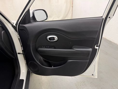 Used 2016 Kia Soul + FWD image 9