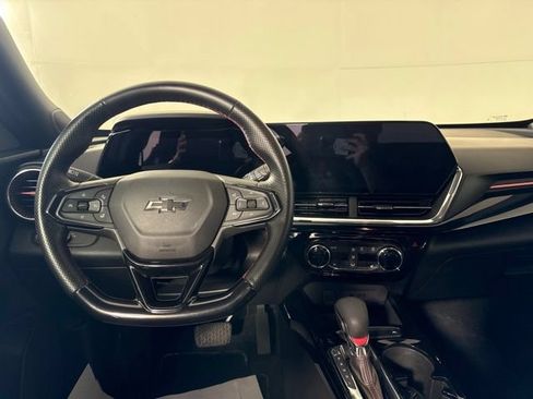 Used 2024 Chevrolet Trax RS FWD image 27