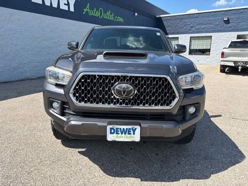 Used 2018 Toyota Tacoma TRD Sport AWD/4WD image 8