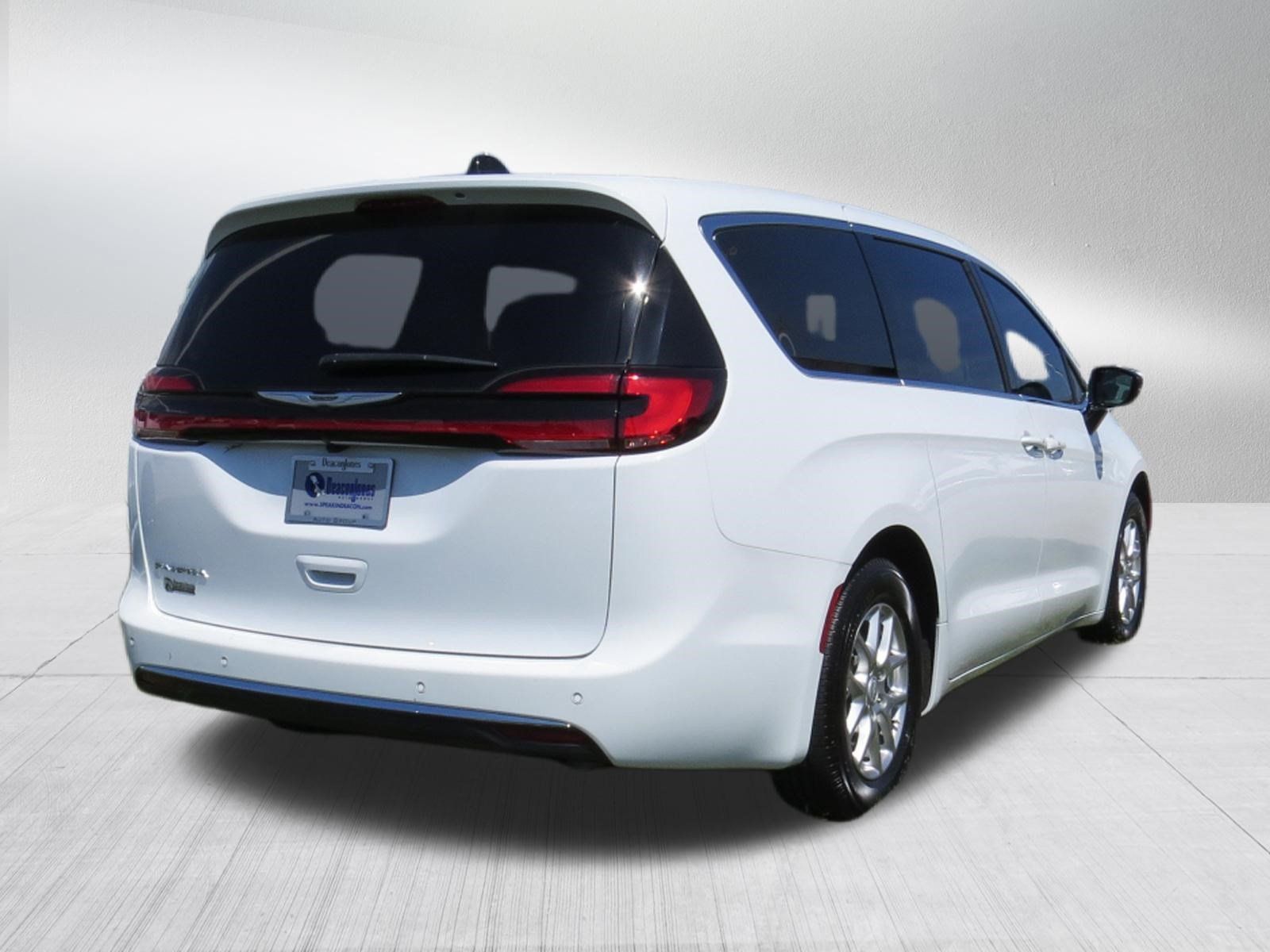 Used 2026 Chrysler Pacifica Select FWD image 3