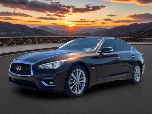 Used 2018 INFINITI Q50 Luxe w/ Sensory Package (Luxe) RWD image 2