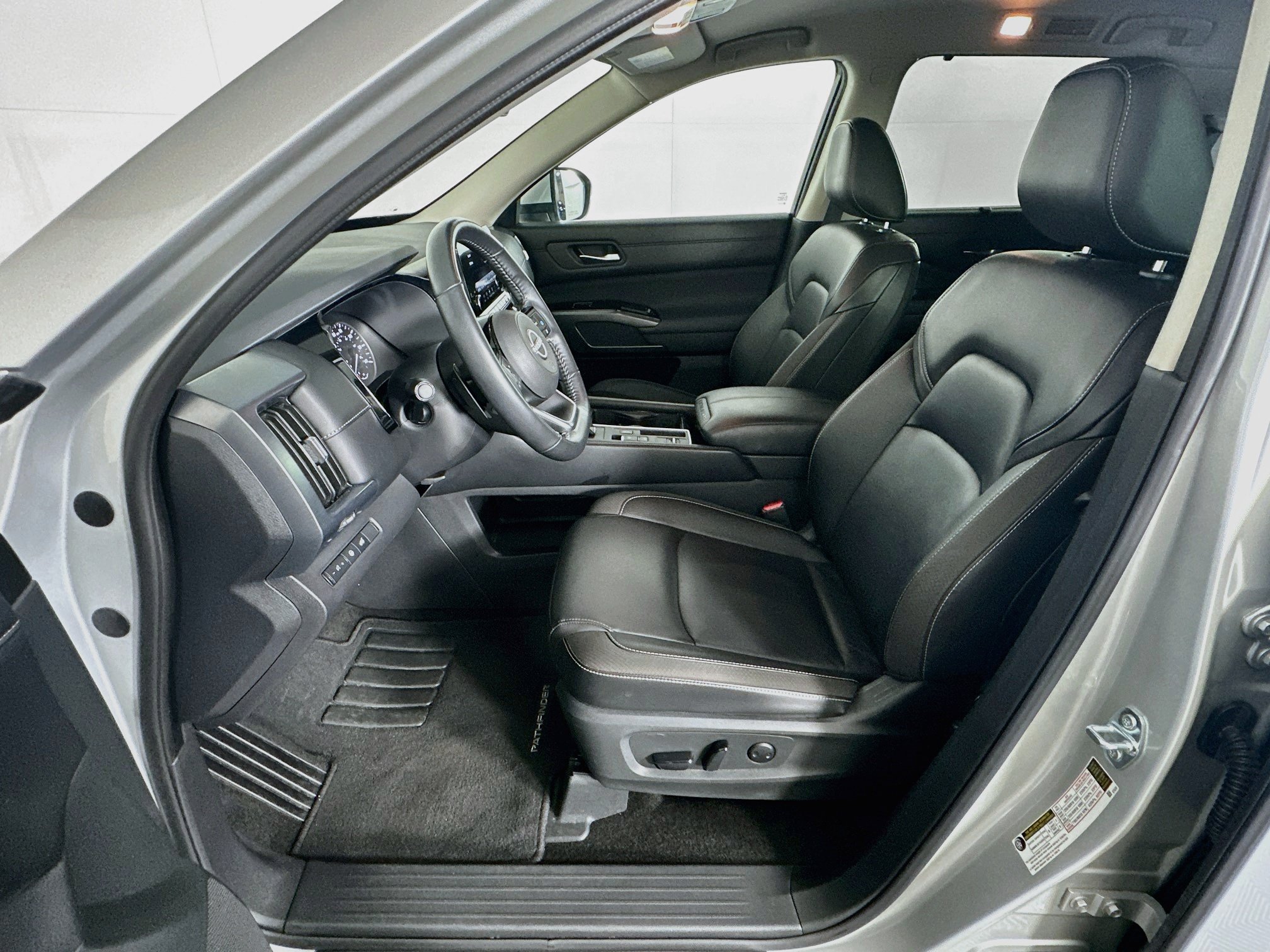 Used 2025 Nissan Pathfinder SL FWD image 13