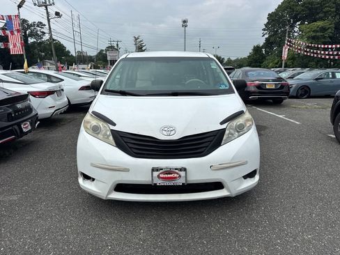 Used 2014 Toyota Sienna L FWD image 2