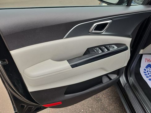 Used 2022 Kia Carnival LX FWD image 10