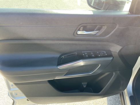 Used 2025 Nissan Pathfinder SL image 5