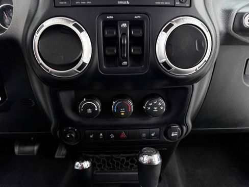 Used 2015 Jeep Wrangler Unlimited Rubicon AWD/4WD image 18