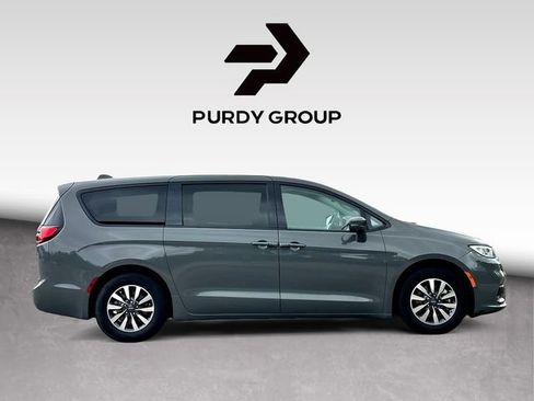 Used 2022 Chrysler Pacifica Touring-L w/ Uconnect Theater Family Group image 9