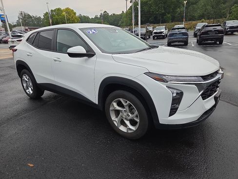 Used 2024 Chevrolet Trax LS w/ LS Convenience Package FWD image 1