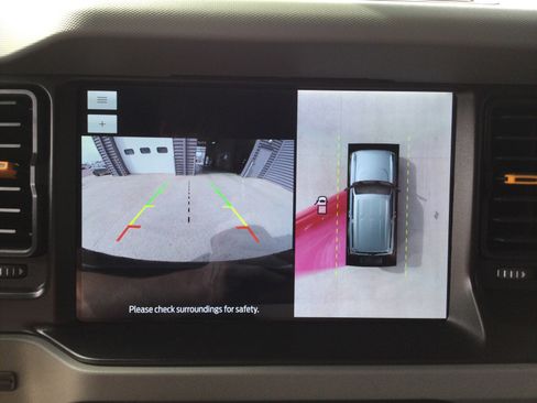 Used 2023 Ford Bronco Badlands image 11