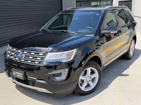 Used 2017 Ford Explorer XLT w/ Equipment Group 201A AWD/4WD image 2