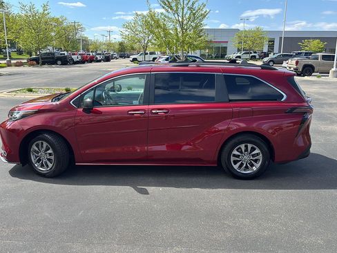 Used 2023 Toyota Sienna XLE AWD/4WD image 23
