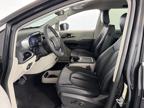 Used 2023 Chrysler Pacifica Touring-L FWD image 11