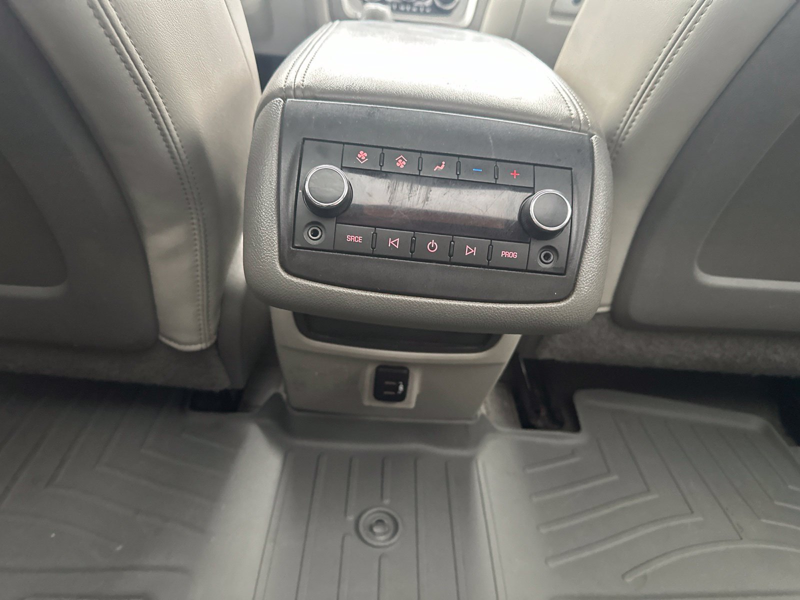 Used 2016 GMC Acadia SLT AWD/4WD image 17