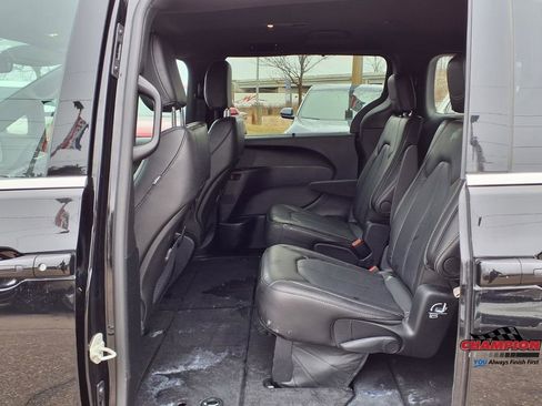 Used 2026 Chrysler Pacifica Select FWD image 13