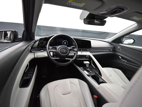 Used 2022 Hyundai Elantra Limited image 11
