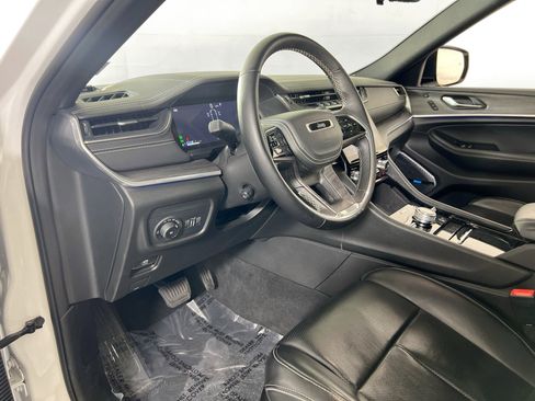 Used 2022 Jeep Grand Cherokee Overland w/ Luxury Tech Group IV AWD/4WD image 9