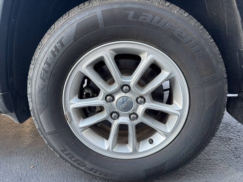 Used 2019 Jeep Grand Cherokee Laredo AWD/4WD image 30