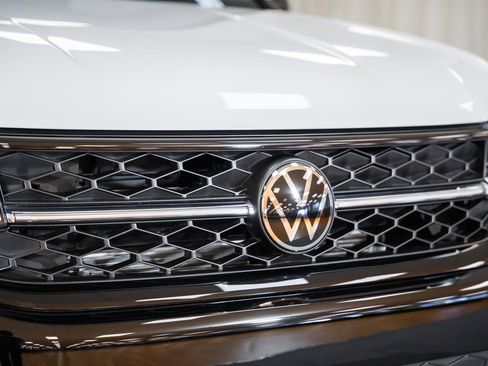 Used 2024 Volkswagen Taos SE AWD/4WD image 13