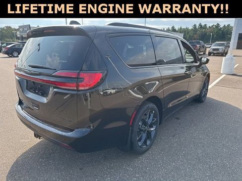 New 2026 Chrysler Pacifica Limited w/ S Appearance Package image 12