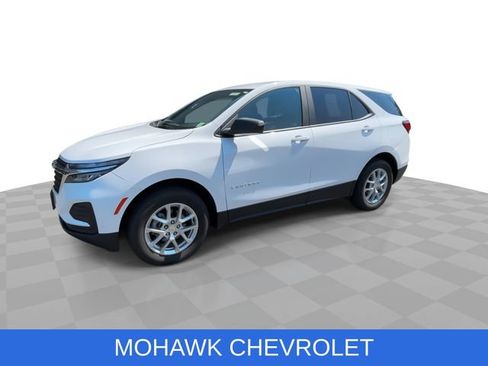 Certified 2024 Chevrolet Equinox LS w/ LS Convenience Package AWD/4WD image 4