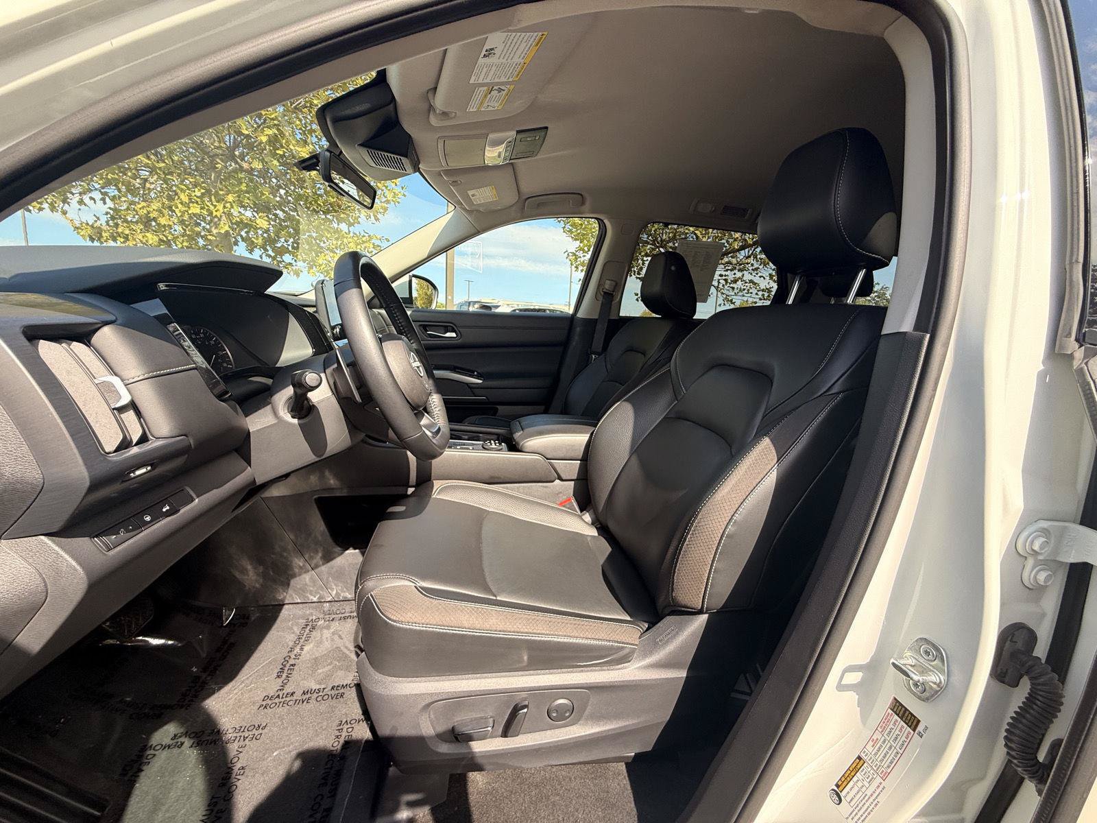 Used 2023 Nissan Pathfinder SL AWD/4WD image 14