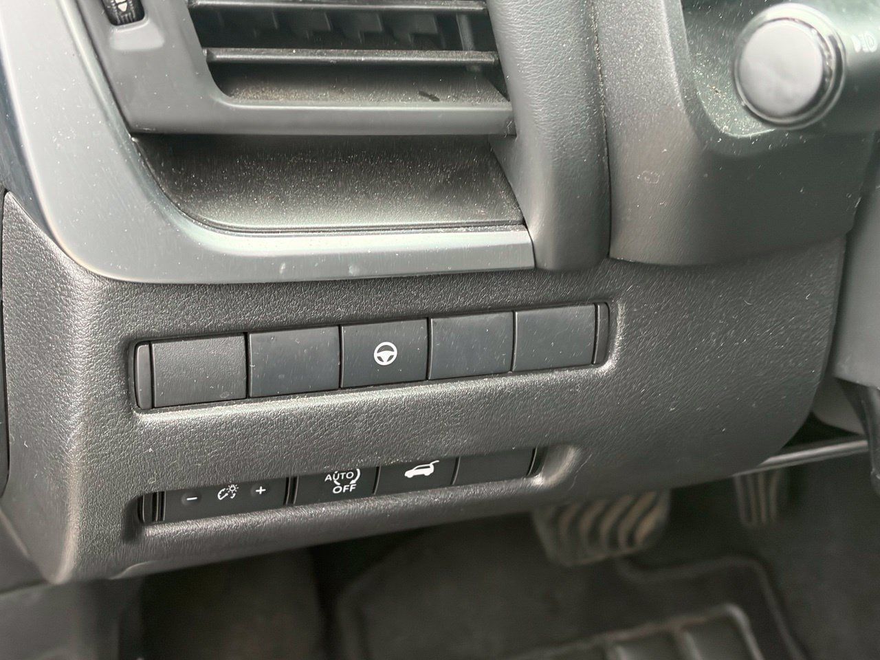 Used 2025 Nissan Rogue SV FWD image 6