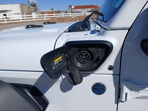 Used 2025 Jeep Wrangler Willys image 13