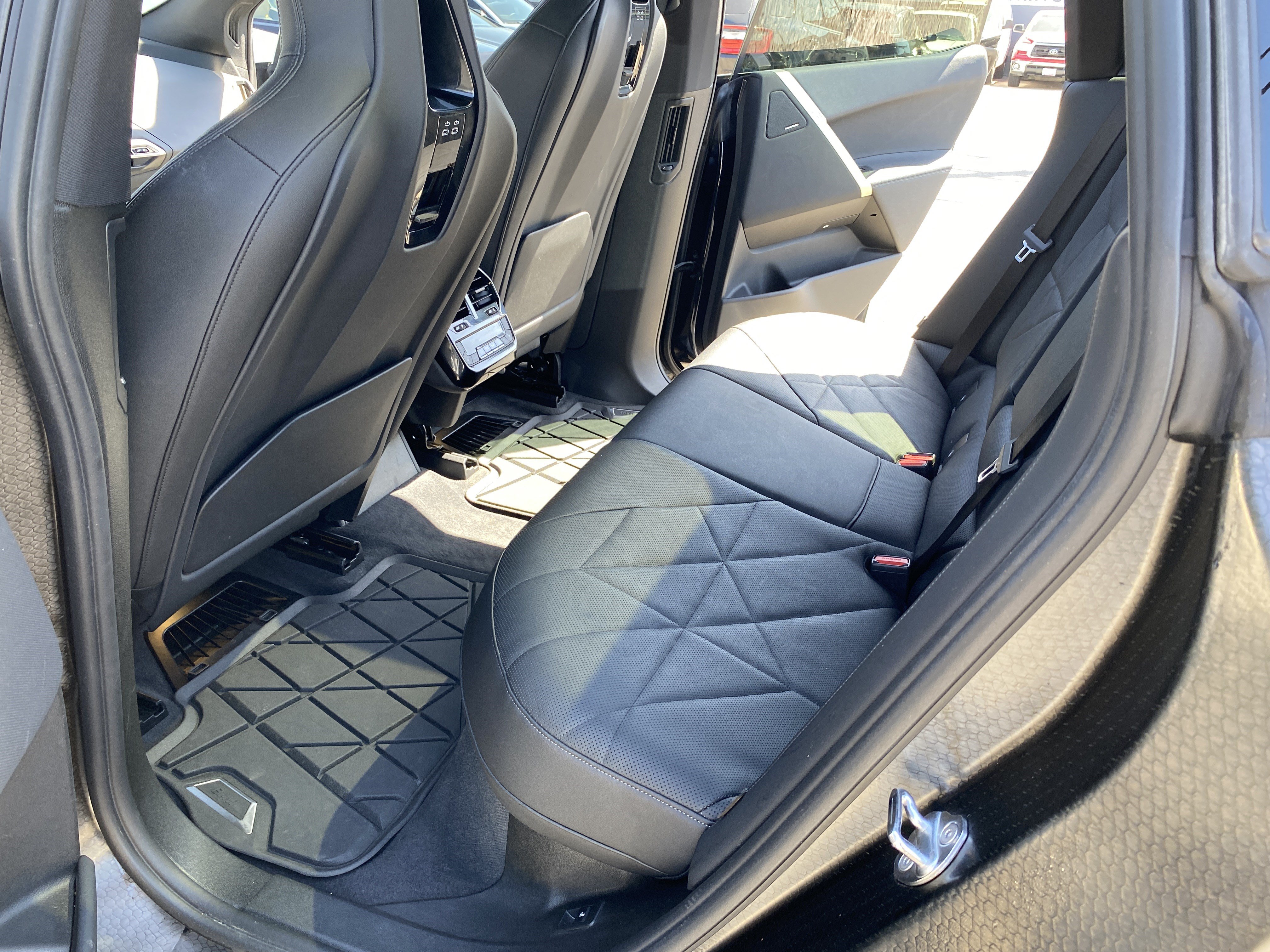 Used 2023 BMW iX xDrive50 w/ Premium Package AWD/4WD image 18