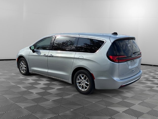 Used 2024 Chrysler Pacifica Touring-L FWD image 3
