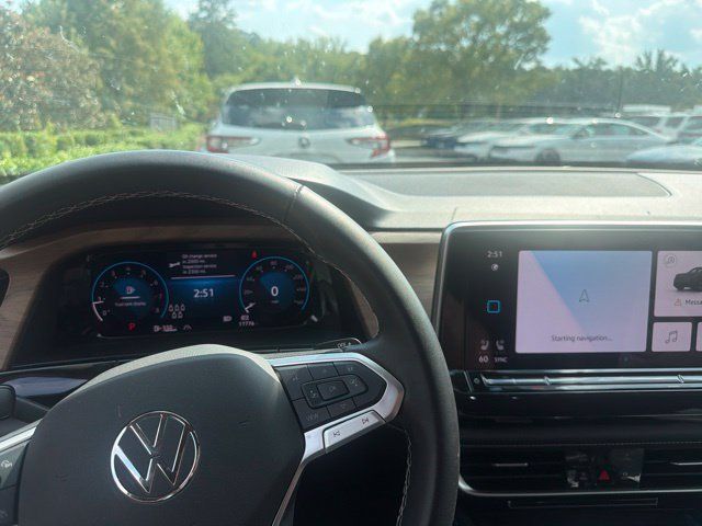 Used 2025 Volkswagen Atlas SE FWD image 12
