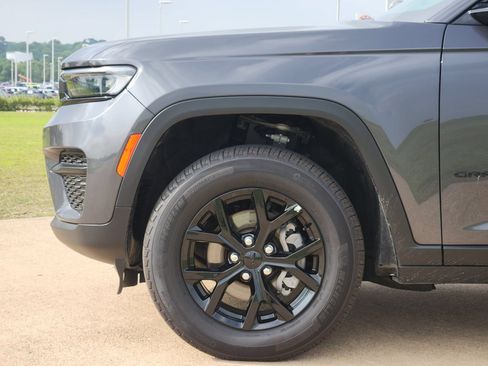 Used 2025 Jeep Grand Cherokee Altitude AWD/4WD image 13