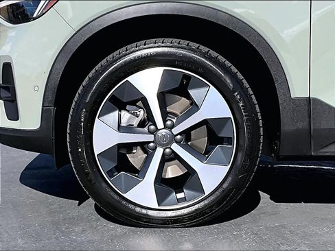 Used 2025 Volvo XC40 B5 Plus image 12