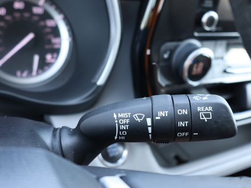 Used 2022 Toyota Highlander XLE AWD/4WD image 25