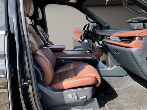 Used 2025 Lincoln Navigator Reserve image 7