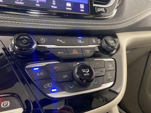 Used 2023 Chrysler Pacifica Limited image 31