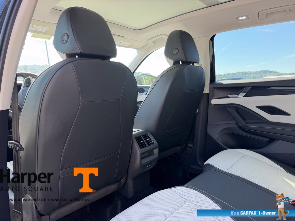 Used 2025 Volkswagen Tiguan SE w/ Panoramic Sunroof Package AWD/4WD image 11