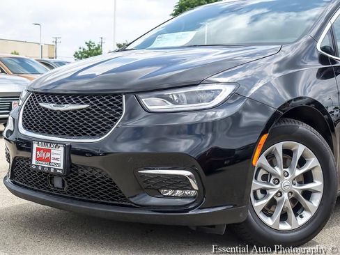 Used 2026 Chrysler Pacifica Limited FWD image 3