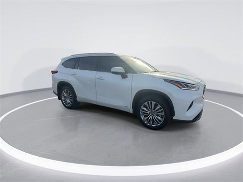 Used 2023 Toyota Highlander Platinum image 2