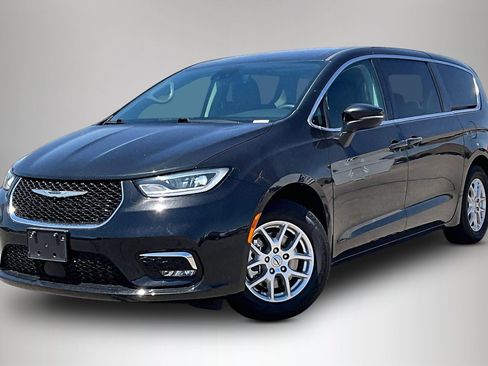 Used 2023 Chrysler Pacifica Touring-L FWD image 3